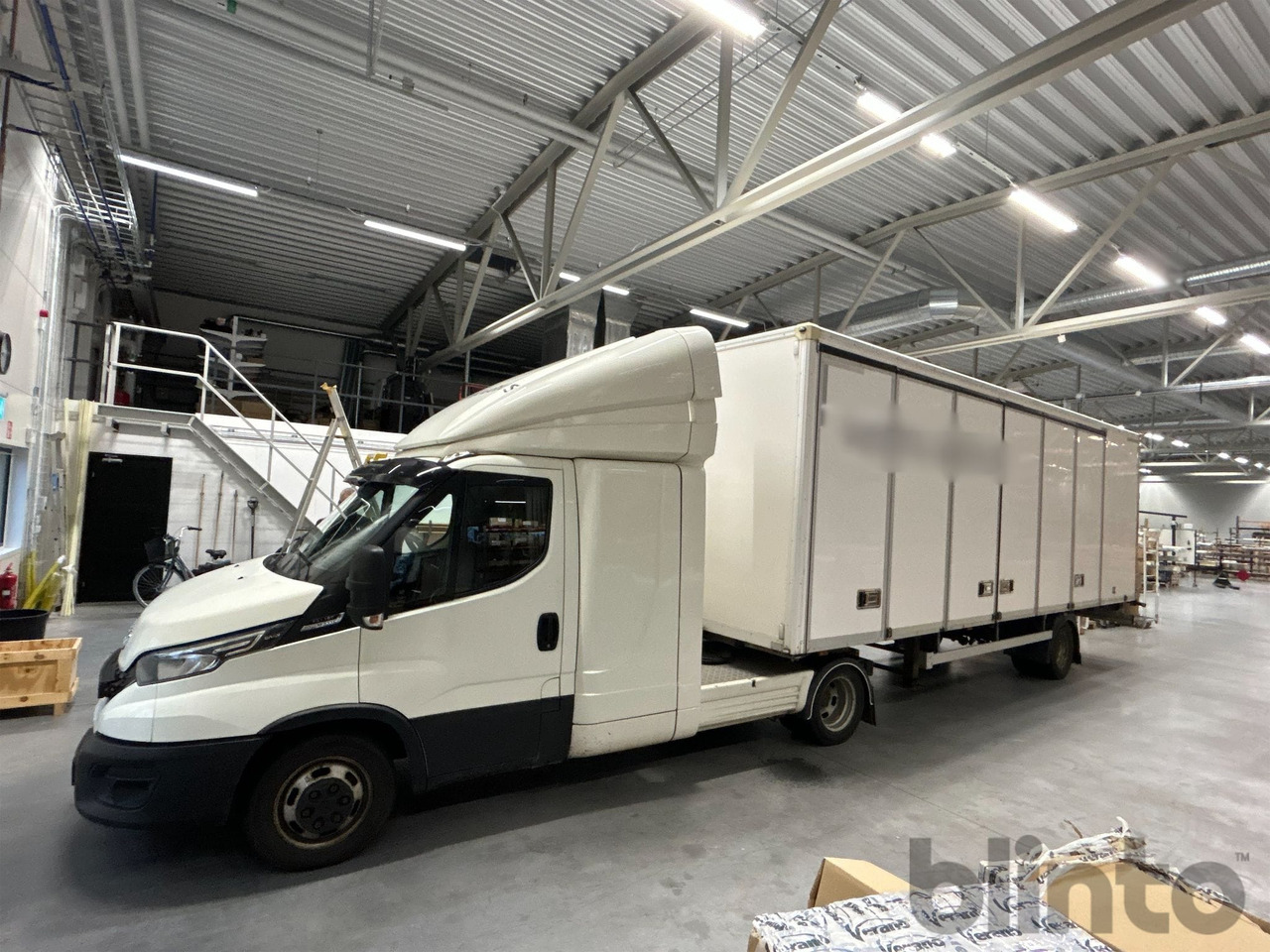 IVECO 40C18 BE - trailer - BE小的牵引车, 封闭厢式半拖车:图1 IVECO 40C18 BE - trailer - BE小的牵引车, 封闭厢式半拖车:图1