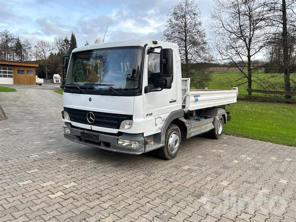 Mercedes Atego 818 (2005) - 栏板式/ 平板卡车:图1 Mercedes Atego 818 (2005) - 栏板式/ 平板卡车:图1